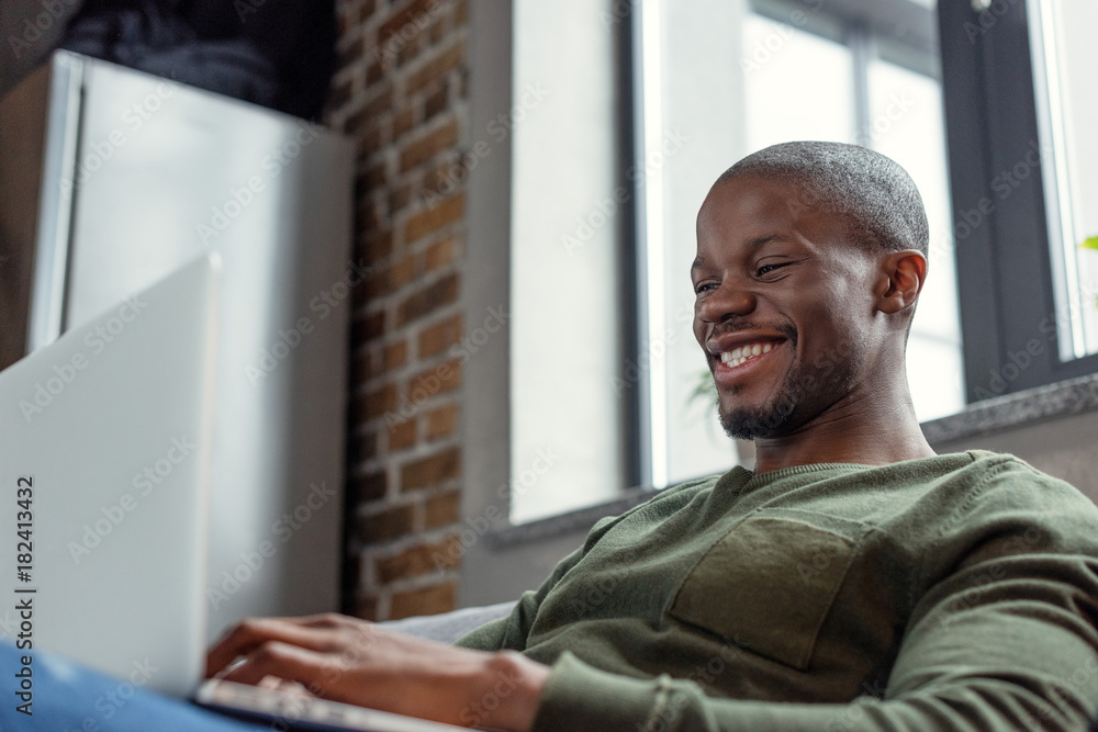 Fototapeta premium african american man with laptop