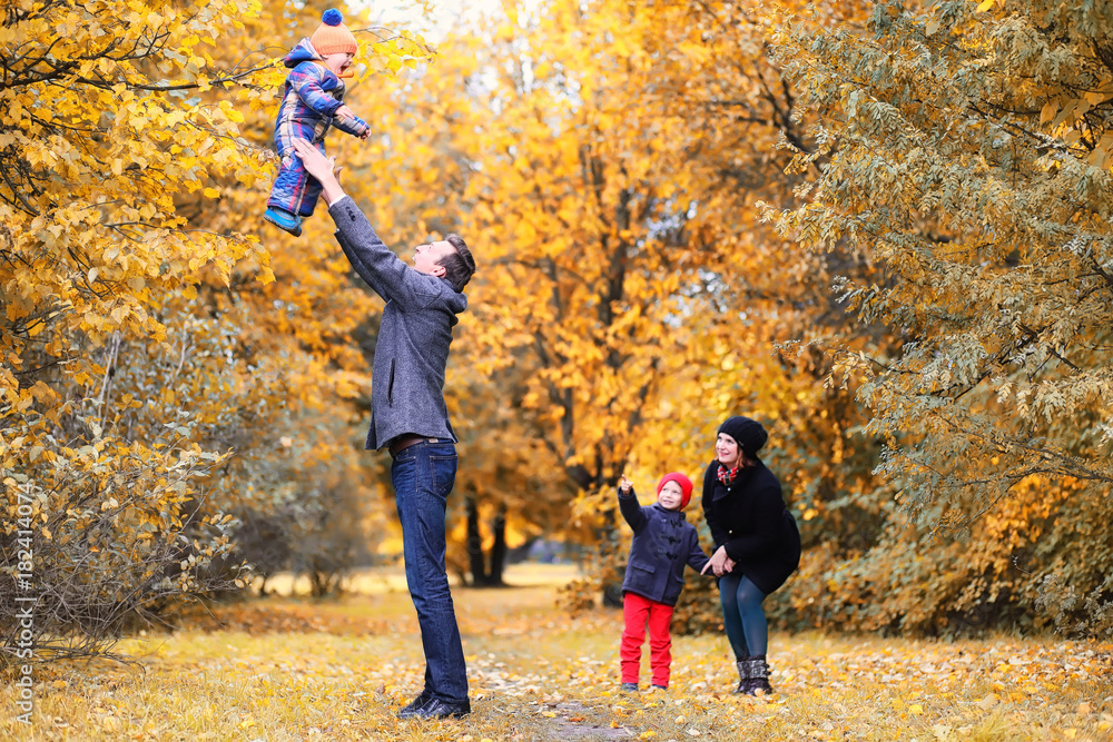 Fototapeta premium Family in autumn park in the afternoon