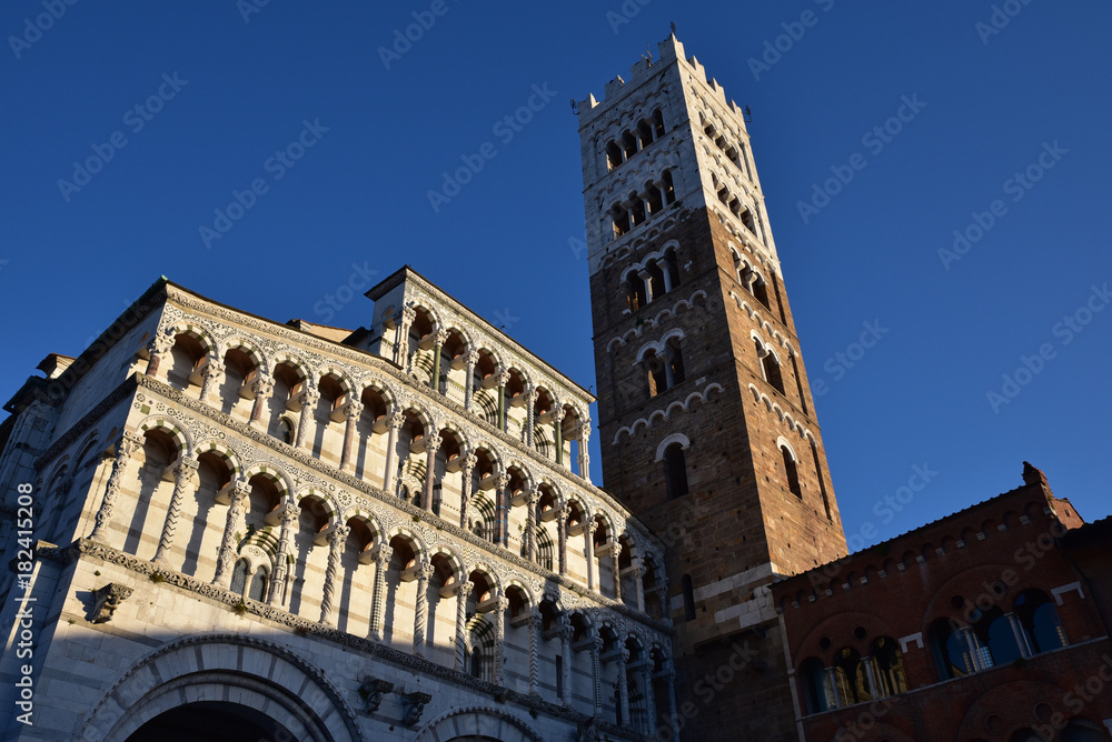 Campanile et Duomo à Lucca en Toscane, Italie