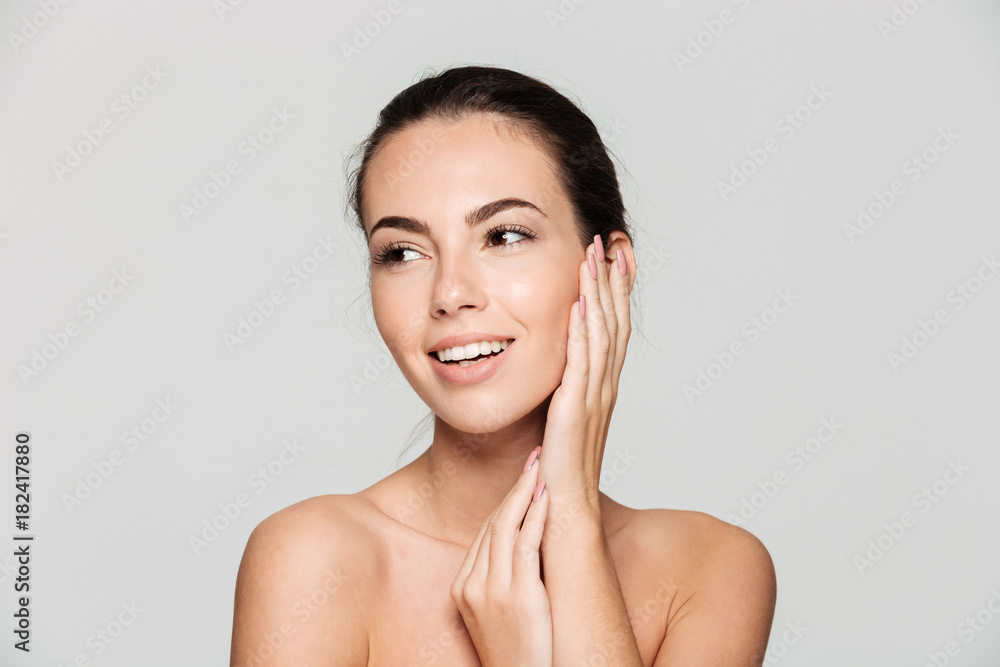 Fototapeta premium Piękno portret młoda atrakcyjna przyrodnia naga kobieta