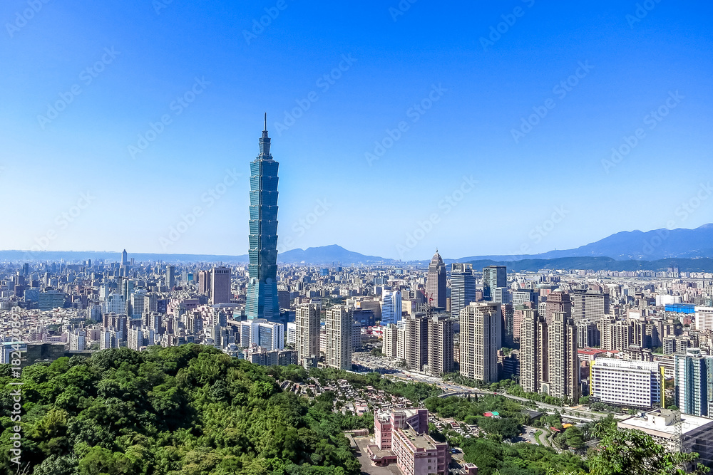 Fototapeta premium Widok z lotu ptaka na miasto Tajpej i wieżowiec Tajpej 101, stolica Tajwanu