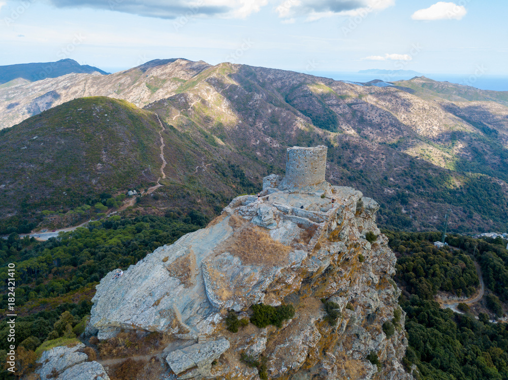 Vista aerea della Torre di Seneca, Corsica, Francia, antica torre