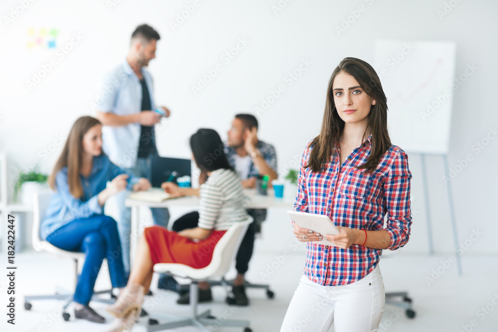 Obraz premium Beautiful business woman with digital tablet in modern office