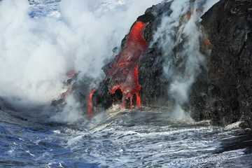 Fotobehang Vulkaan Vloeiende lava uit Kilauea vulkaan  © alphadogdesign