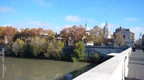 tratto di fiume Tevere e monumenti