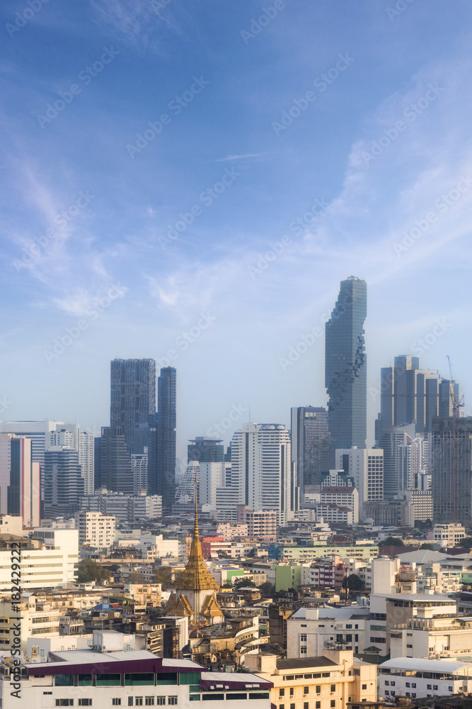 Naklejka premium skyline of Bangkok city with blue sky background, Bangkok city is modern metropolis of Thailand and favorite of tourists.