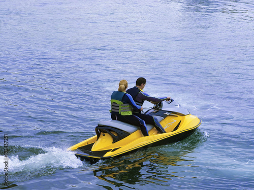 Deporte de pareja joven en moto acuática