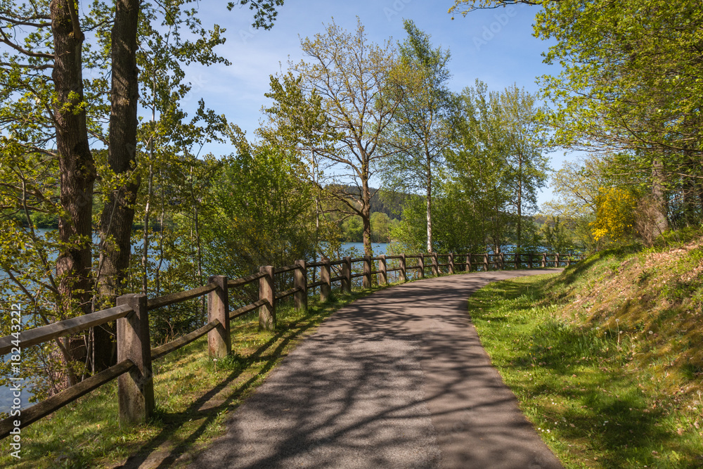 Fototapeta premium Listertalsperre im Frühling