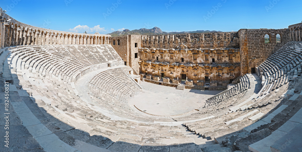 Naklejka premium Antyczny Romański amfiteatr Aspendos blisko Antalya. Podróżuj po Turcji, aby poznać koncepcję historycznych i kulturalnych miejsc