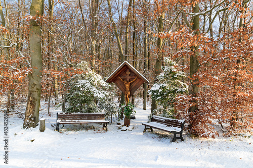 Kreuz im Winterwald