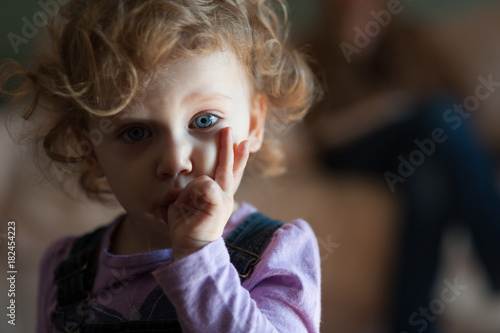 Εκτύπωση καμβά Baby Ellie sucks her thumb #2