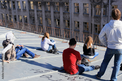 Bilde på lerret Teens on the roof of the city