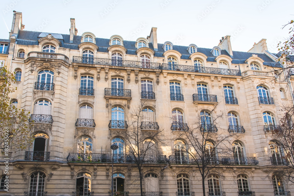 Obraz premium Paris, beautiful Haussmann facade in a chic area of the capital 