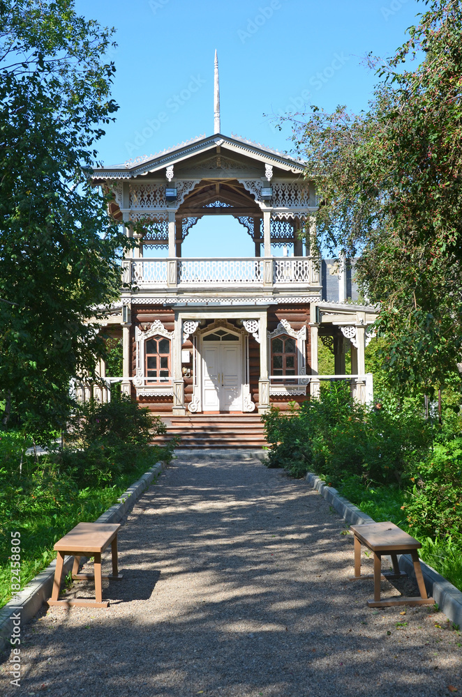 Иркутск, беседка-горка в парке усадьбы 
 19 века В.П.Сукачева в ясный солнечный день