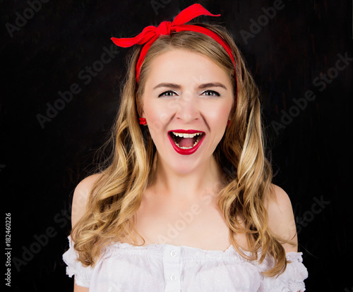 A pin-up girl in shock and screams