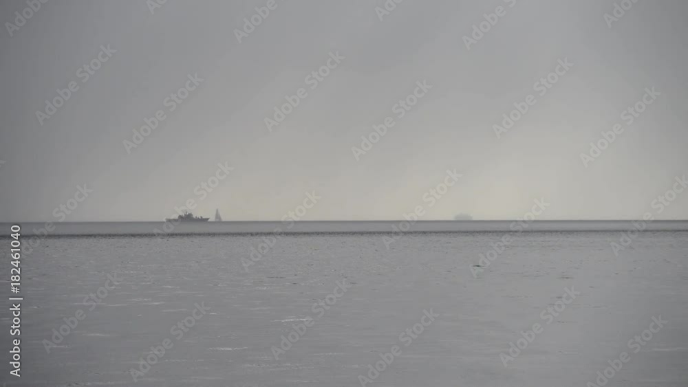 natanti sul mare grigio