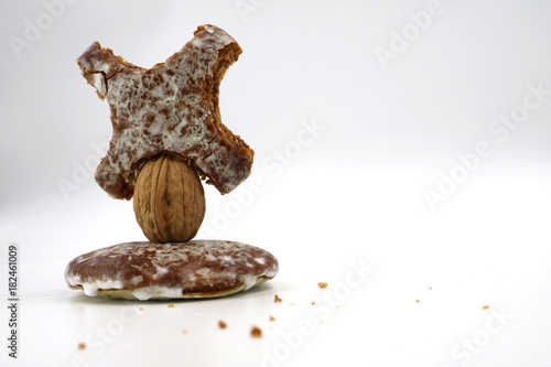 Lebkuchenmännchen kopfstand auf Lebkuchen photo