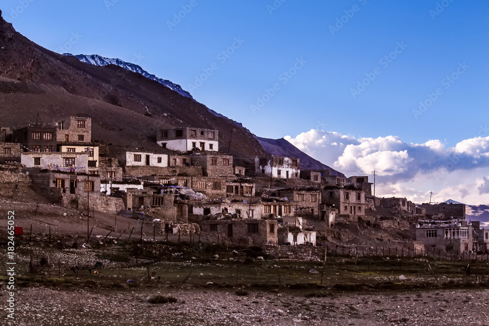 Obraz premium Himalaya house blue sky in indian nature