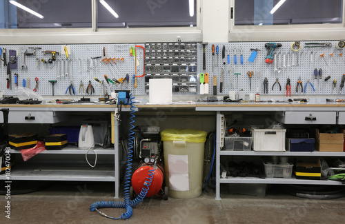 Quadro em tela workshop with large workbench and a large number of tools for ma