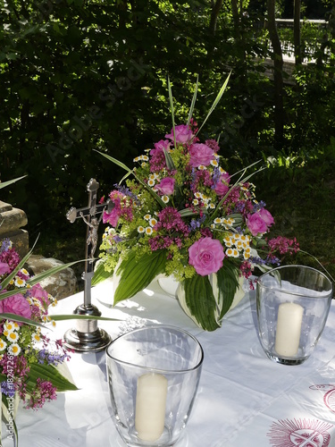 Blumen und Kerzen auf Altar an Fronleichnam im Freien