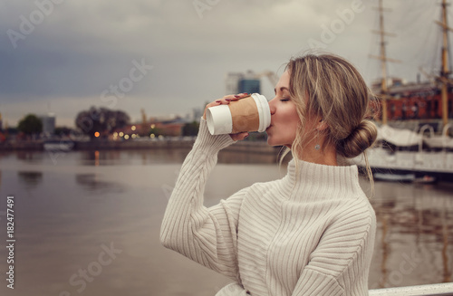 Quadro su tela Young woman enjoying her coffee outdoors