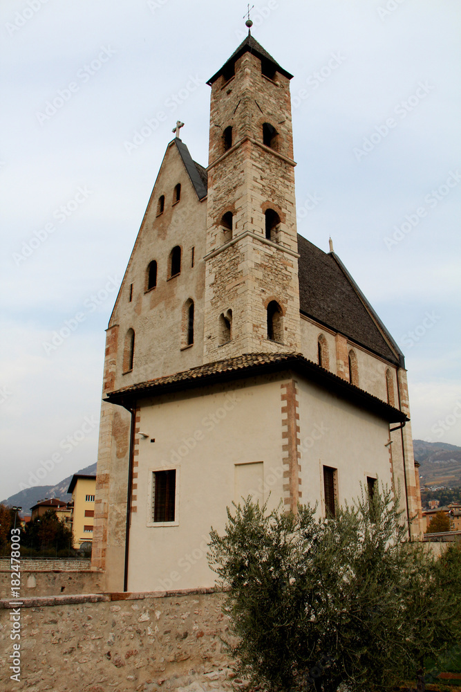 Foto Stock la chiesa romanica di Sant'Apollinare a Trento Adobe Stock