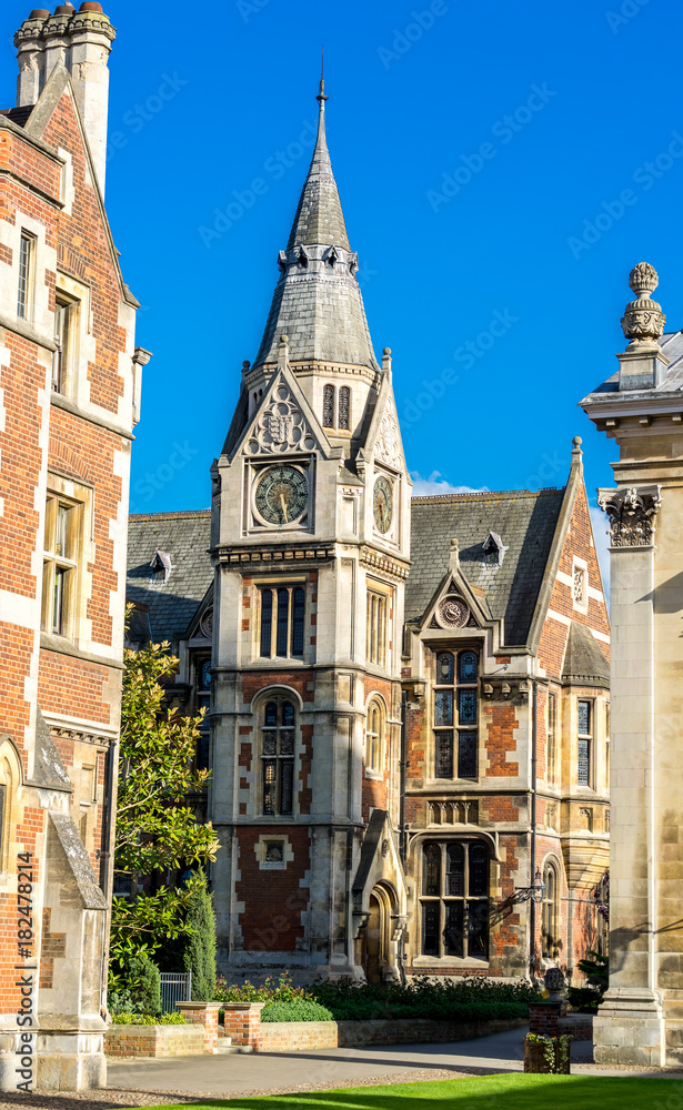 Φωτογραφία CAMBRIDGE, UK - APRIL 17,2017: Old court of Pembroke College in the University of Cambridge, England