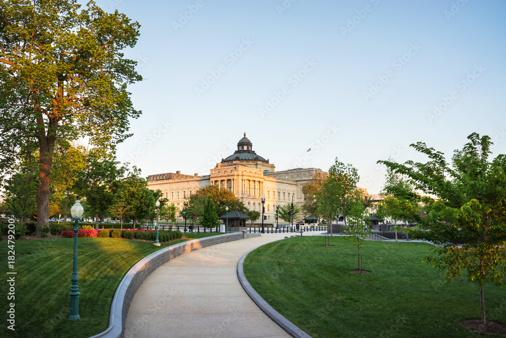 Fototapeta premium Road to Library of Congress in Washington DC US