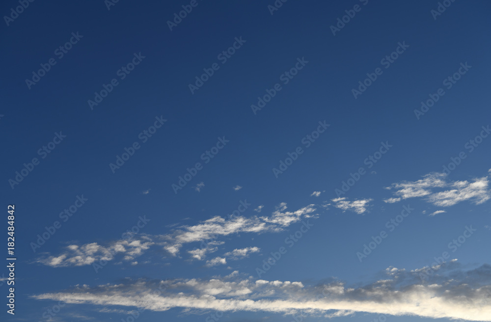 細長く伸びた雲と天空に広がる青空「空想・雲のモンスターたち」（細長く伸びる、長いなどのイメージ）
