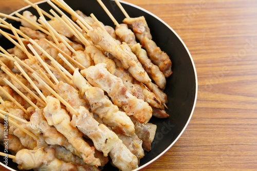 フライパンに入った大量の焼き鳥