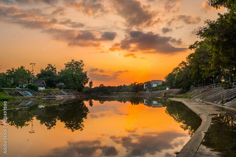 Obraz premium Western Evening at the Dam