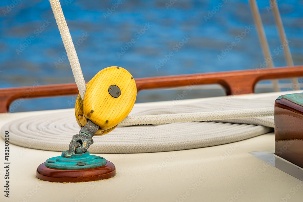 Obraz premium Single Sheave Deck-Mounted Block