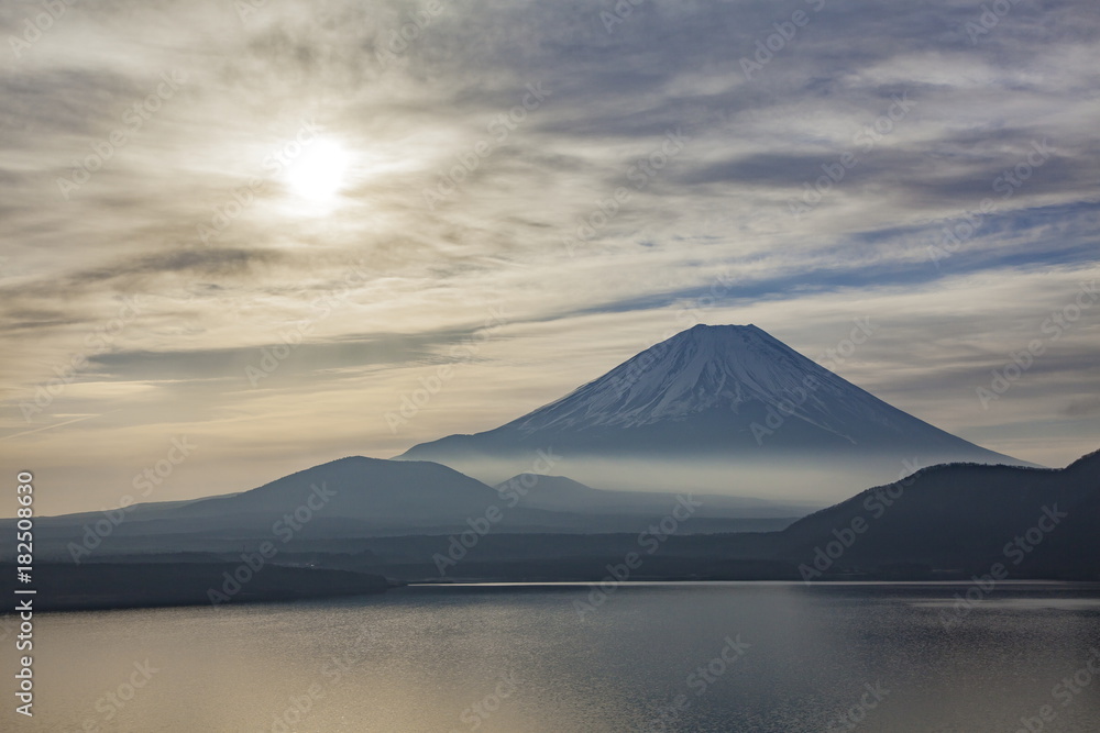 富士山と本栖湖の朝