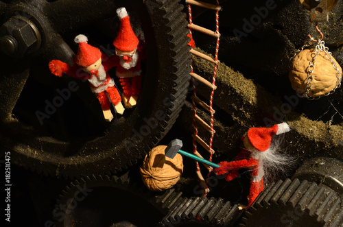 фотографія Gang of Elves seem to have some trouble knacking the walnut.