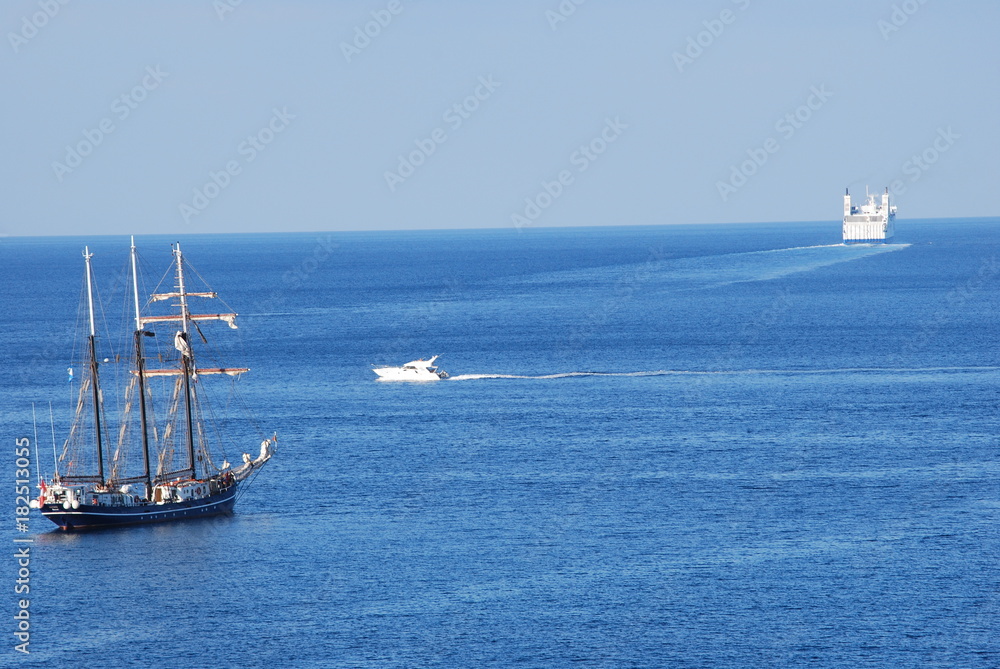 deux générations de bateaux en partance pour le grand large et un yacht deux générations de bateaux en partance pour le grand large et un yacht