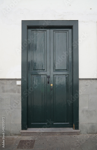 Dunkel grüne Haustür aus Holz © GM Photography