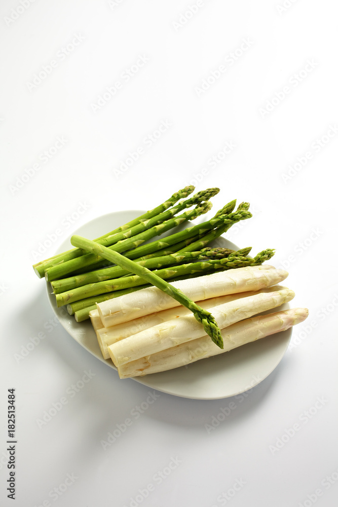Weißer und grüner Spargel auf einem Teller
