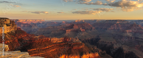 Fototapeta Naklejka Na Ścianę i Meble -  Sunrise over the Grand Canyon