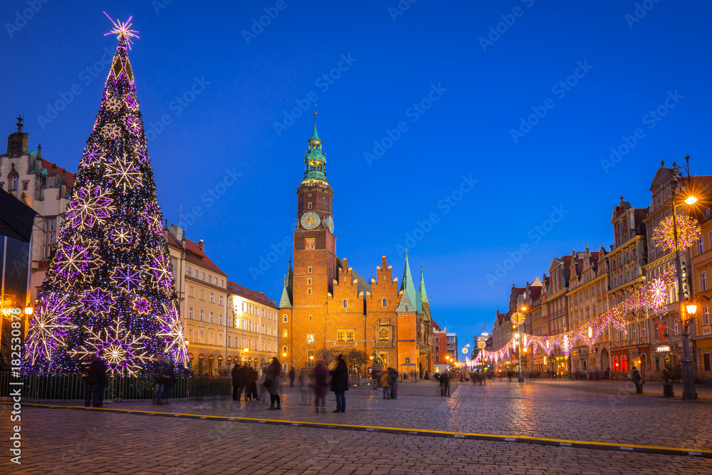 Obraz premium Market Square with old City Hall in Wroclaw at dusk, Poland.