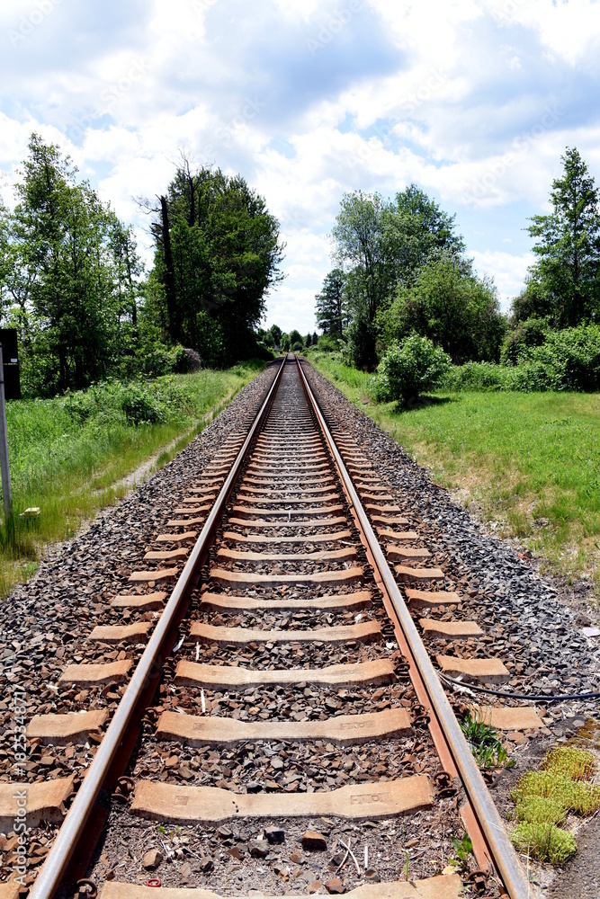 Bahnschienen zum Horizont