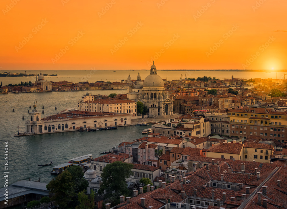 Venecia al atardecer. Vista aerea desde la torre del reloj