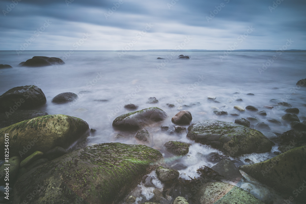 Wilde Küste auf Insel Rügen an einem bewölkten Tag