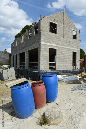 construction chantier maison immobilier logement hypotheque banque argent materiaux brique beton rural sable © JeanLuc