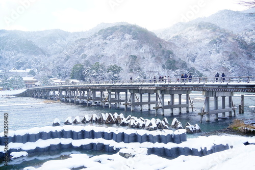 京都嵐山渡月橋の雪景色