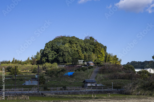 青空尾の下の天武、持統天皇陵の全景