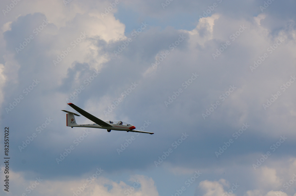 Obraz premium glider in the sky with some clouds