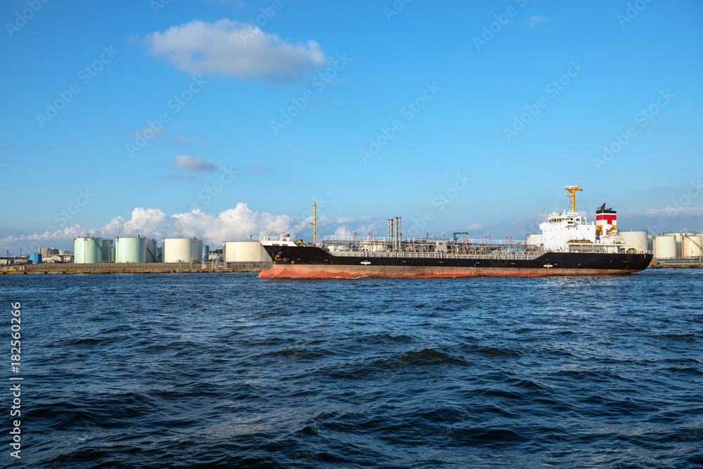 港を出港するタンカー