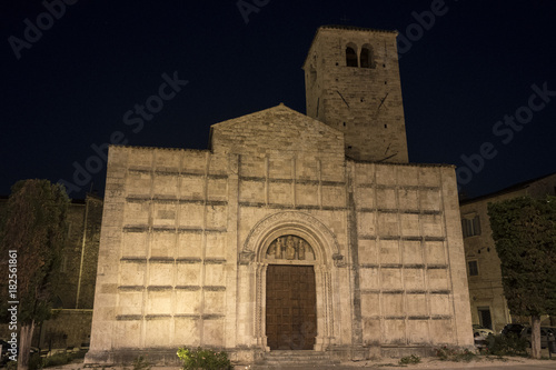 Tableau sur toile Ascoli Piceno (Marches, Italy), historic church by night