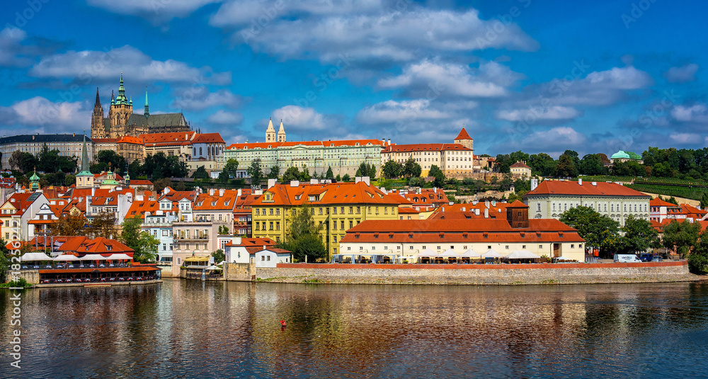 Obraz premium View on Prague Castle on a sunny day