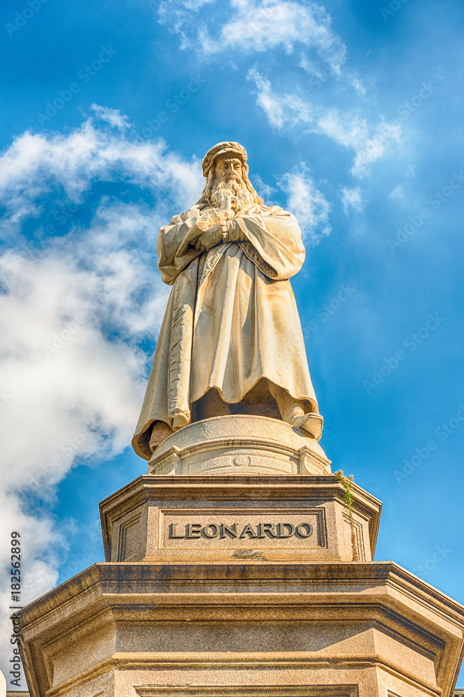 Fototapeta premium Statue of Leonardo da Vinci in Milan, Italy